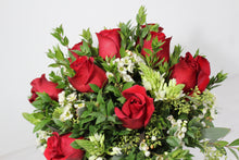 Cargar imagen en el visor de la galería, Short Red Rose Arrangement