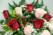 Cargar imagen en el visor de la galería, Red & Pink Rose Bouquet