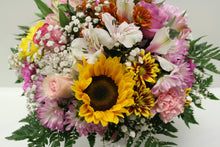 Load image into Gallery viewer, Seasonal Mix Arrangement