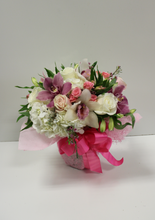 Cargar imagen en el visor de la galería, Norma's Short and Sweet Arrangement