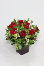 Cargar imagen en el visor de la galería, Short Red Rose Arrangement