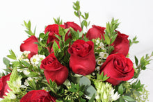 Cargar imagen en el visor de la galería, Short Red Rose Arrangement