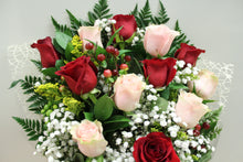 Cargar imagen en el visor de la galería, Red & Pink Rose Bouquet