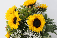 Cargar imagen en el visor de la galería, Sunflower Vase Arrangement