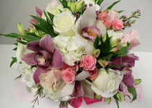 Cargar imagen en el visor de la galería, Norma's Short and Sweet Arrangement