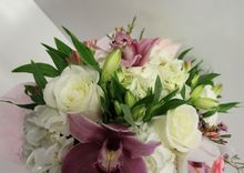 Cargar imagen en el visor de la galería, Norma's Short and Sweet Arrangement