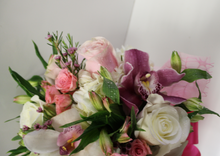 Cargar imagen en el visor de la galería, Norma's Short and Sweet Arrangement