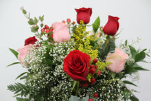 Cargar imagen en el visor de la galería, Red &amp; Pink Rose Vase Arrangement
