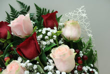 Cargar imagen en el visor de la galería, Red &amp; Pink Rose Bouquet

