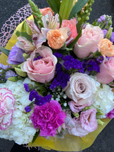 Cargar imagen en el visor de la galería, Norma&#39;s Sweet Surprise Bouquet
