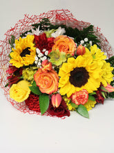 Cargar imagen en el visor de la galería, Norma&#39;s Splendid Surprise Bouquet 
