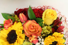 Cargar imagen en el visor de la galería, Norma&#39;s Splendid Surprise Bouquet 
