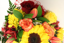 Cargar imagen en el visor de la galería, Norma&#39;s Splendid Surprise Bouquet 

