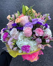 Cargar imagen en el visor de la galería, Norma&#39;s Sweet Surprise Bouquet
